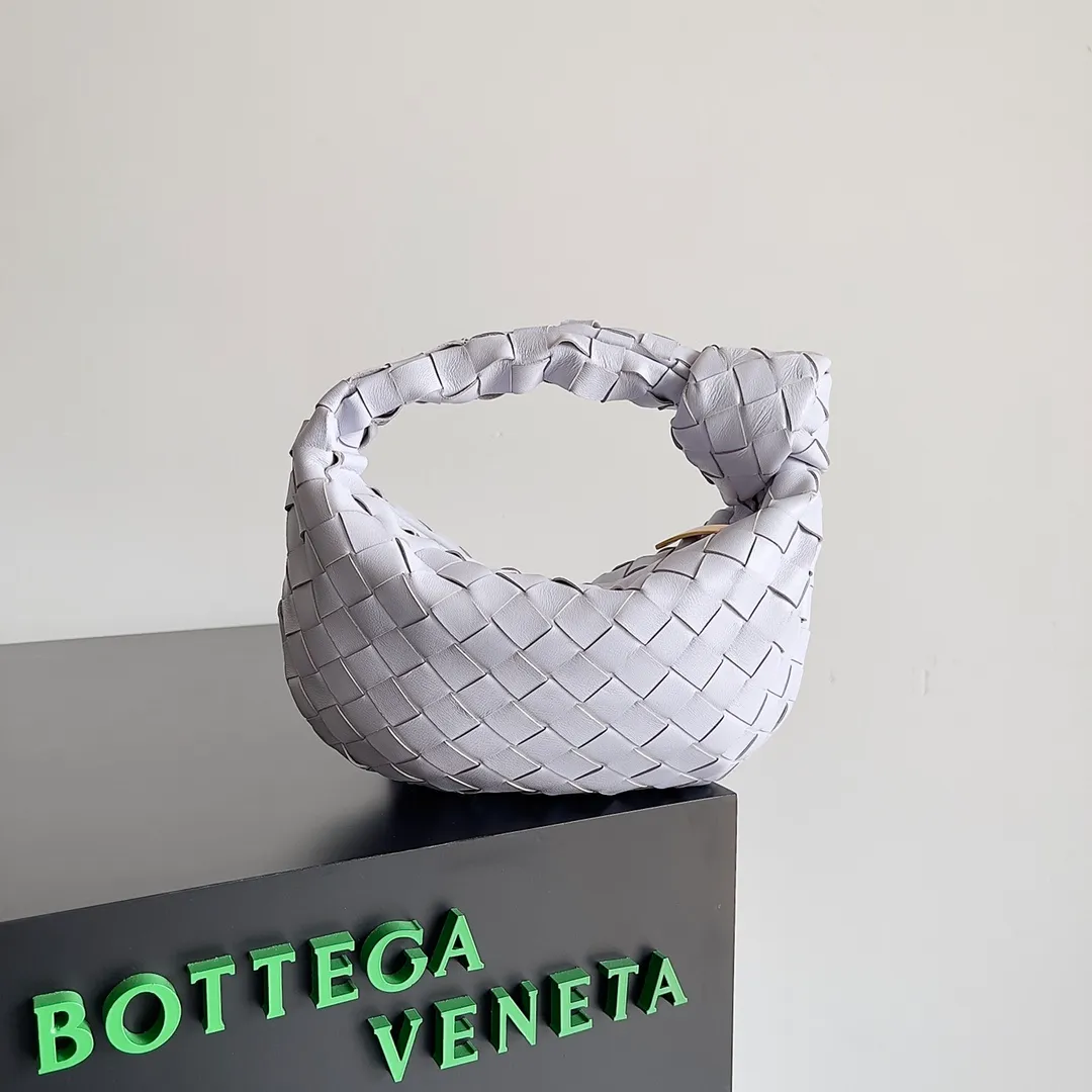 Batch 1120 Bottega veneta͙.——The latest braided and knotted hobo🔥 The top-grade lambskin leather is very soft, the bag shape is unique, practical and durable. It retains the traditional weaving elements while being a bit more flamboyant ~ Made of hand-woven sheepskin, zipper opening and closing, curved seamless structure, effortless to match. Highly recommended⚠️⚠️⚠️ The highest-end in the market🌈 Welcome to compare [Factory equipped with full package] size: 23x15x5cm.   Model: 651876